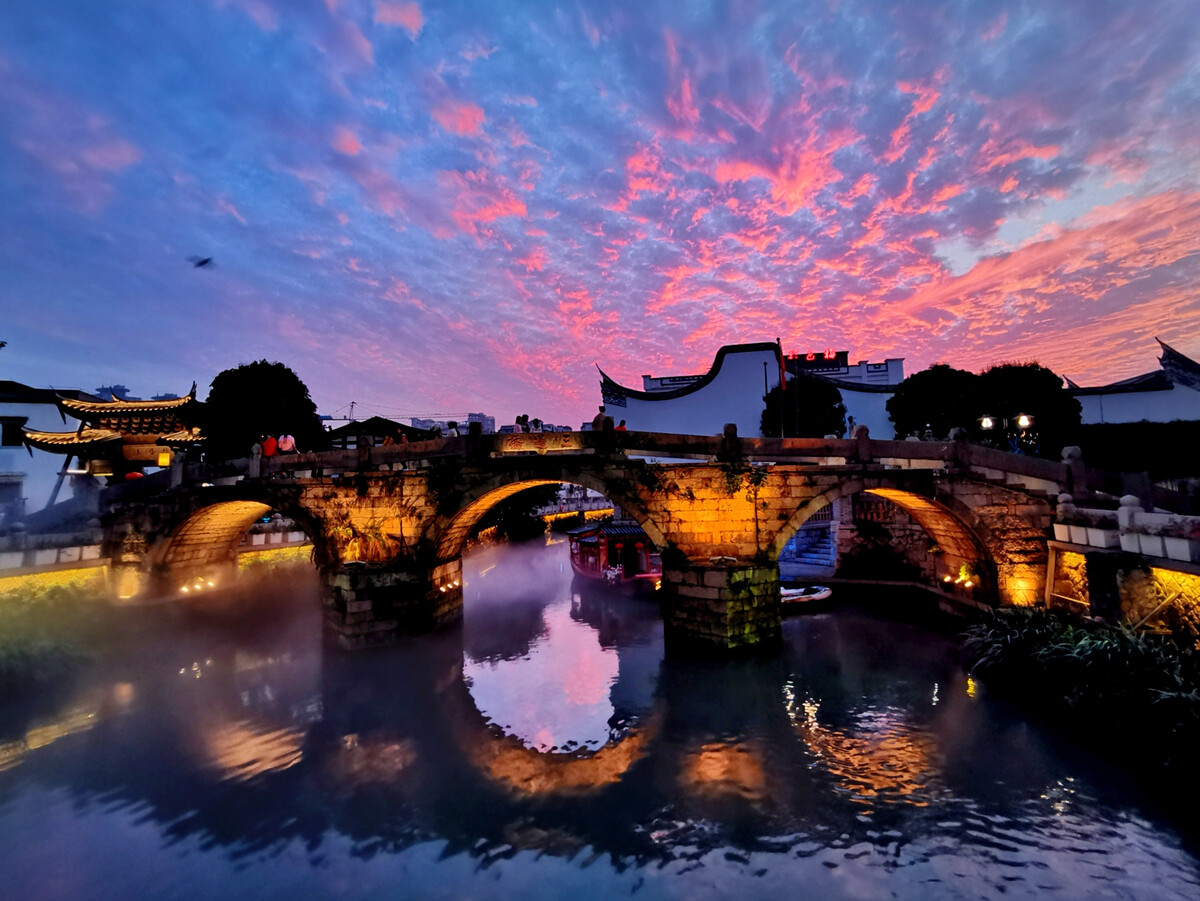 福州上下杭,是古閩都商業的埠口,曾經的繁華,留給今天的歷史印記。 晚霞披在三通橋上,有一種自然與人文,古典與現代合拍的韻味。
